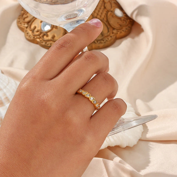 "Close-up of a ring with waterdrop-shaped zirconia stones, showcasing sparkling elegance and timeless beauty."