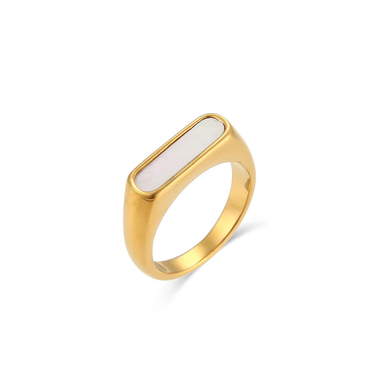 Introducing our Basic Natural Shell Ring with a striking White and Black Stripe design, accented by a touch of gold. This unique ring showcases the beauty of natural materials, bringing a touch of beach-inspired elegance to your jewellery collection. Its minimalist yet eye-catching design makes it a versatile piece that effortlessly complements both casual and formal looks.